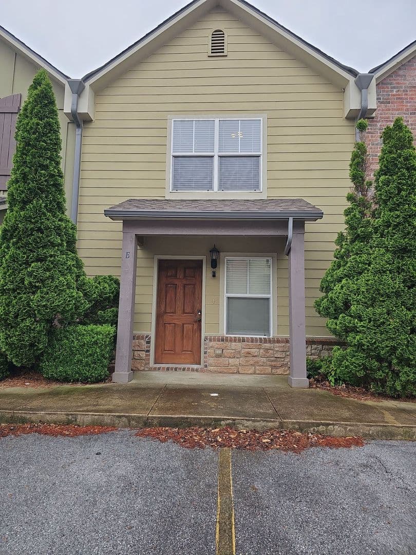 Springdale House: 2011 Karrington Ridge Unit E