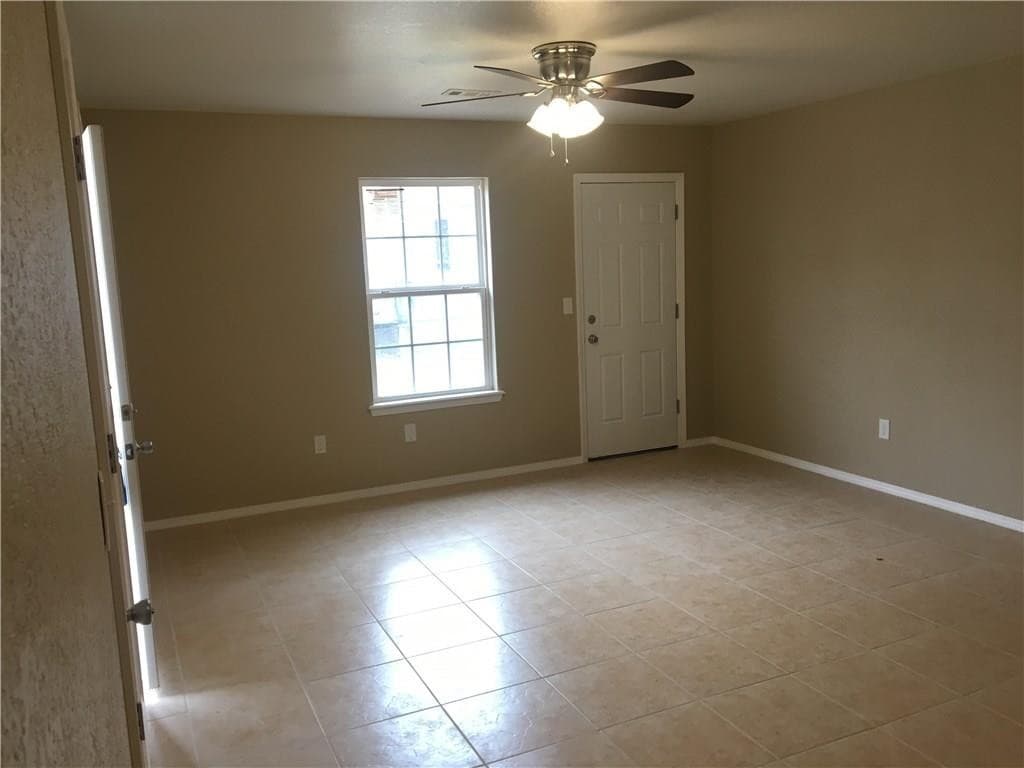 Springdale House: 910-B N Crutcher