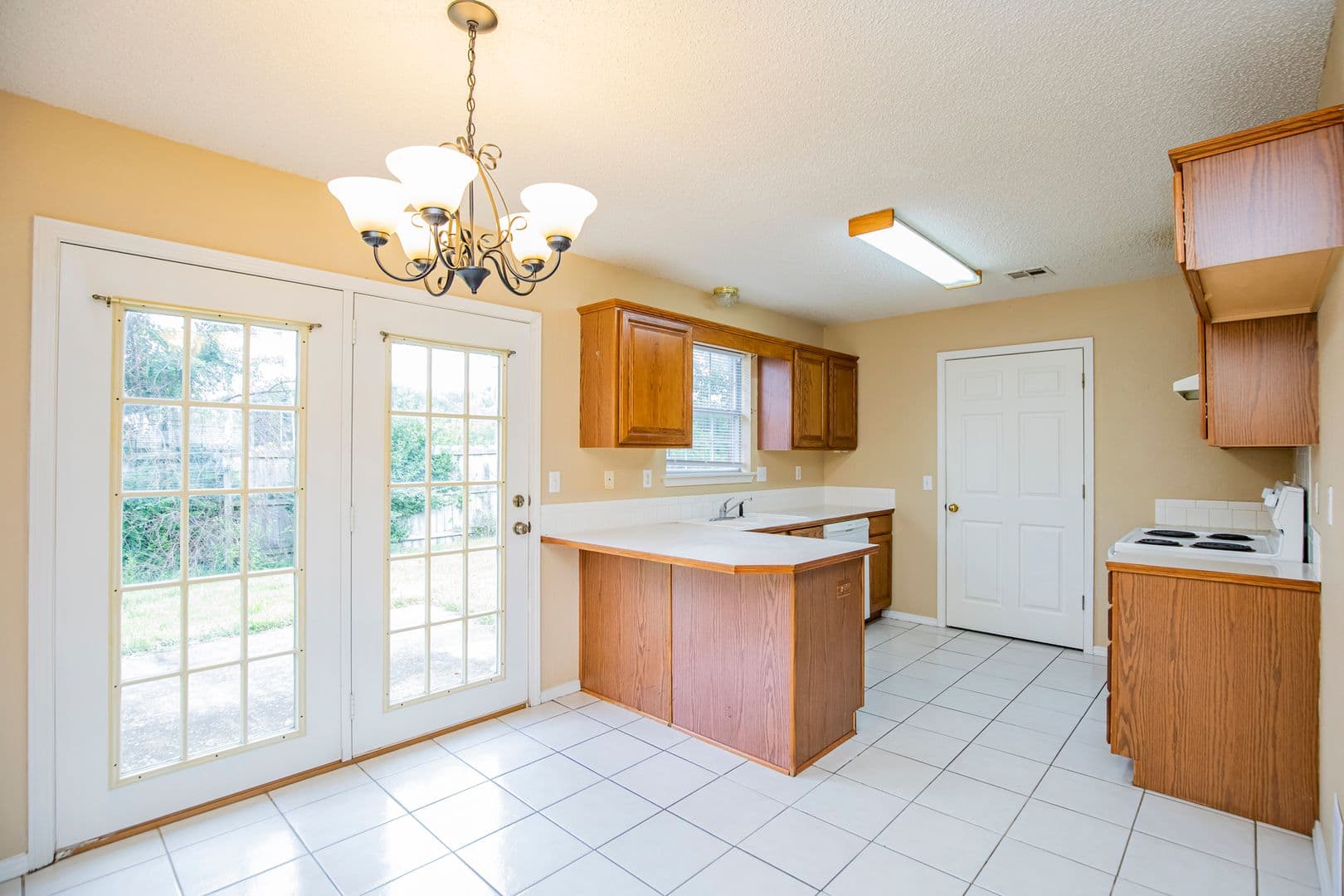 Bentonville House: 809 Jon Drive