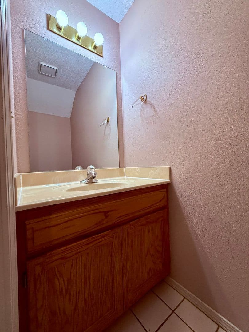 Bentonville House: 1404 A Camellia Drive
