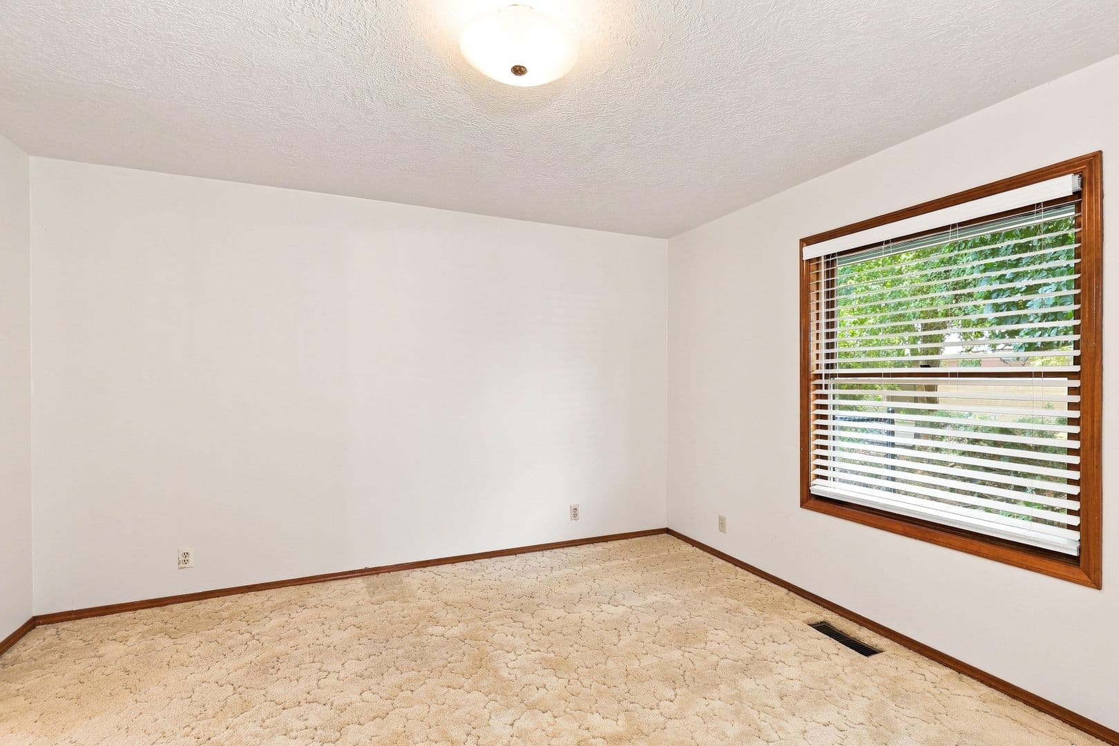 Monmouth House: 751 Catron St N