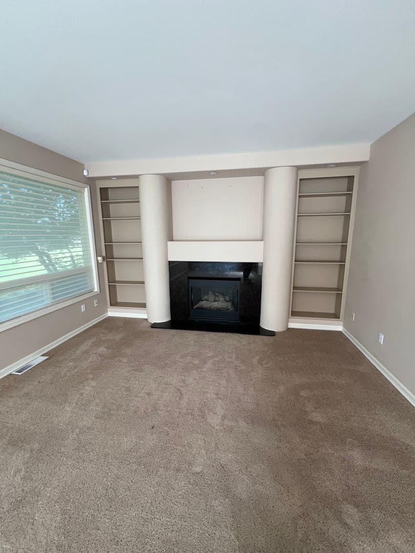 Salem House: 868 Hazeltine Ave SE