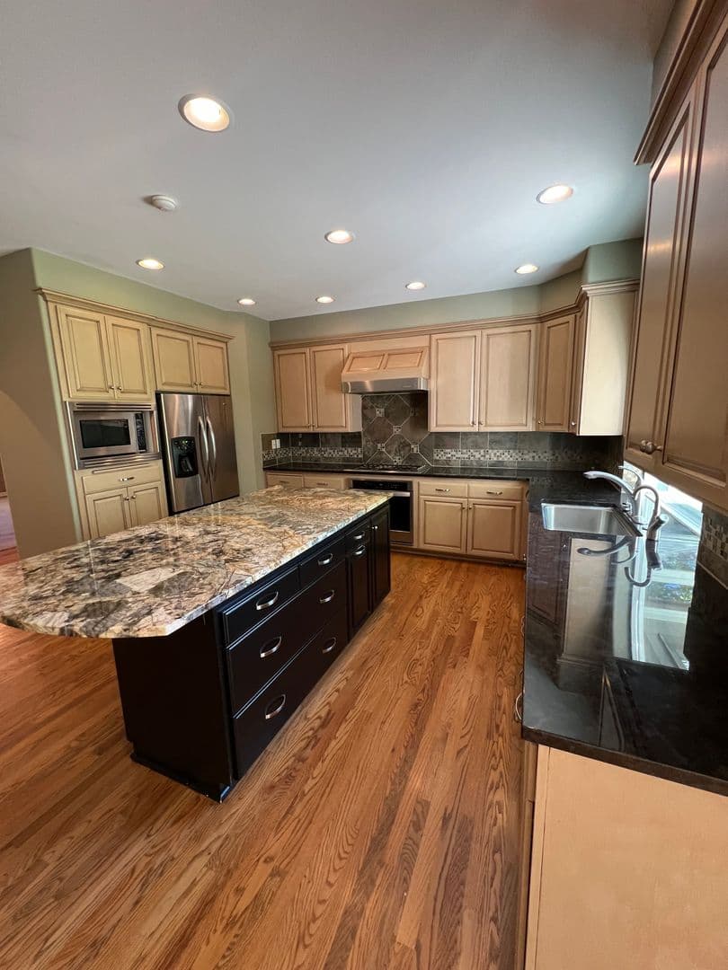 Salem House: 868 Hazeltine Ave SE