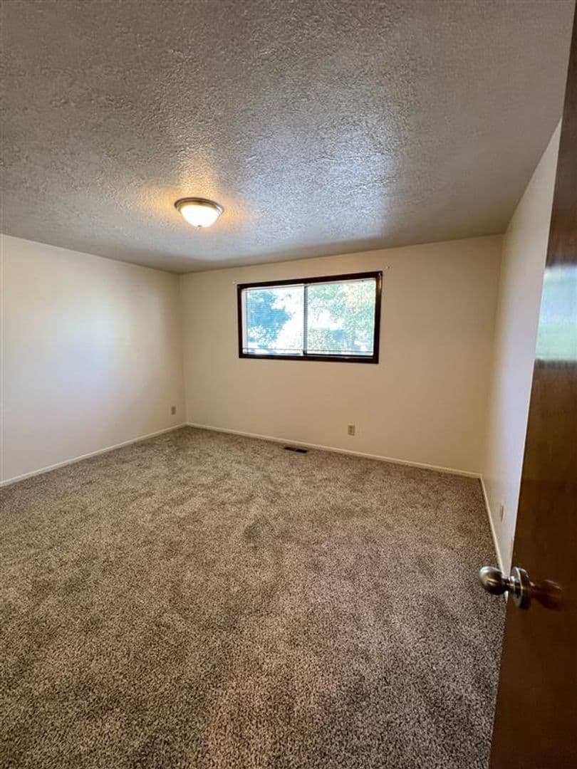 Salem Apartment: 605-611 19th St NE