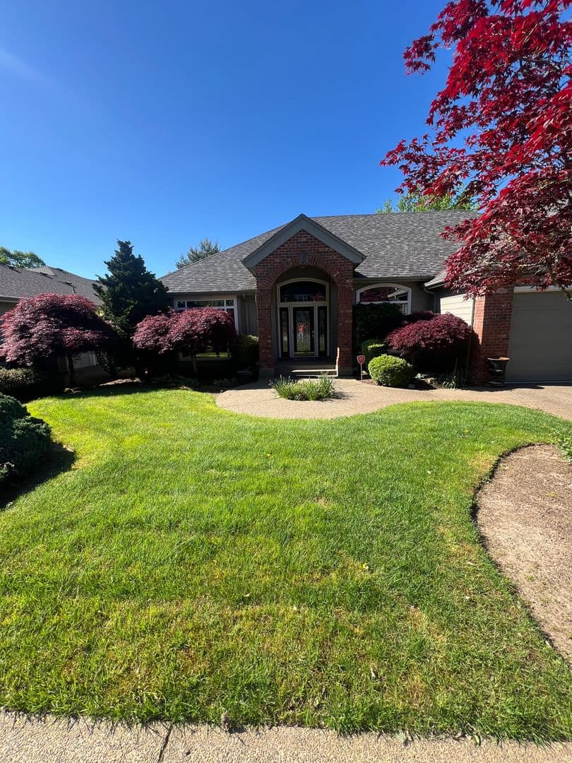 Salem House: 868 Hazeltine Ave SE
