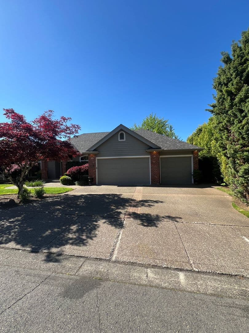 Salem House: 868 Hazeltine Ave SE