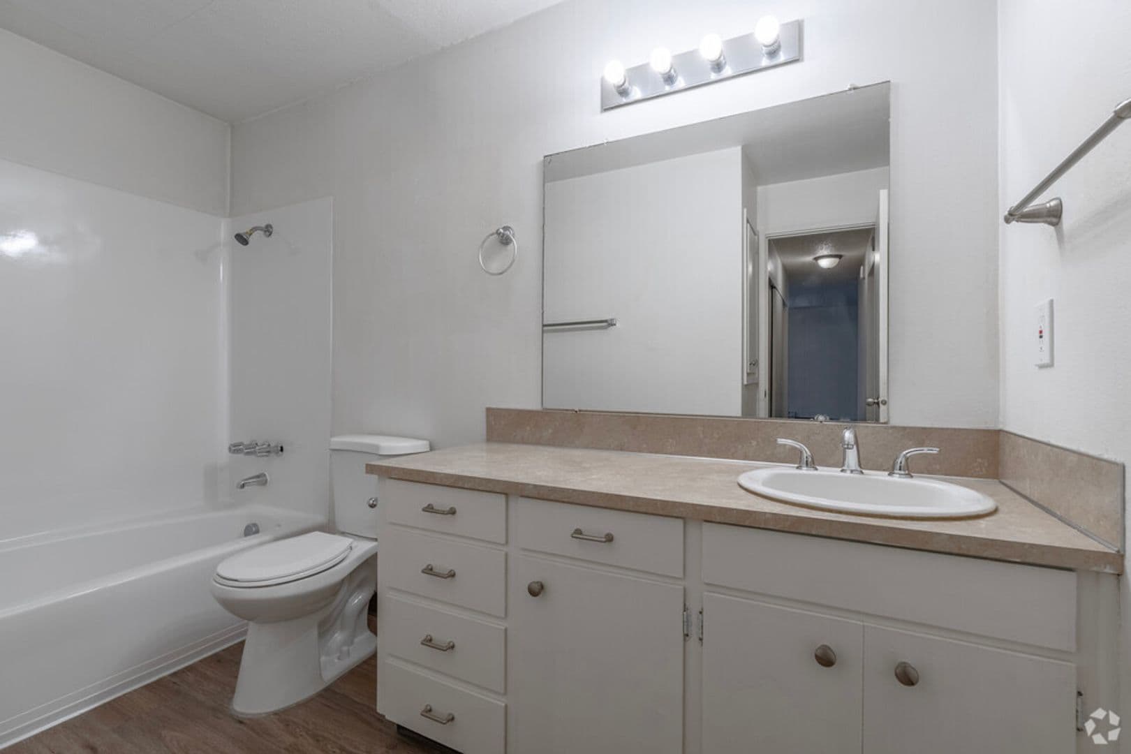 Salem Apartment: 4082 Commercial St. SE