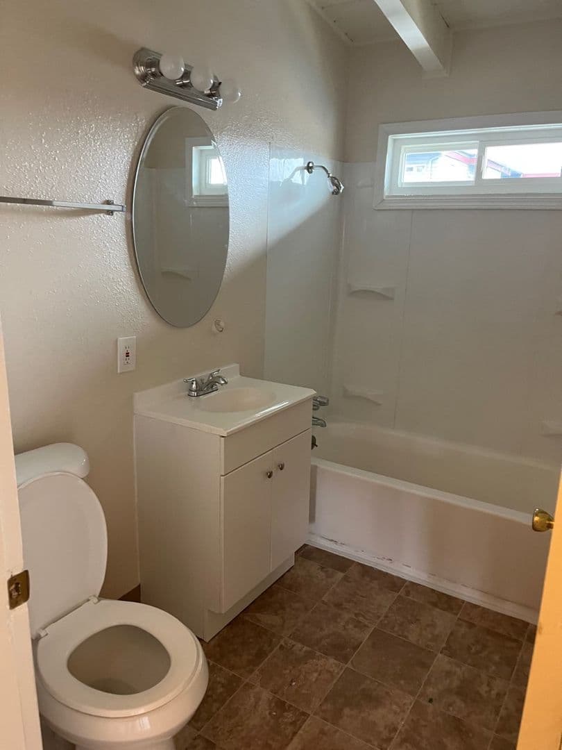 Salem Apartment: 2475-2497 Broadway Street NE 460-476 Locust Street NE