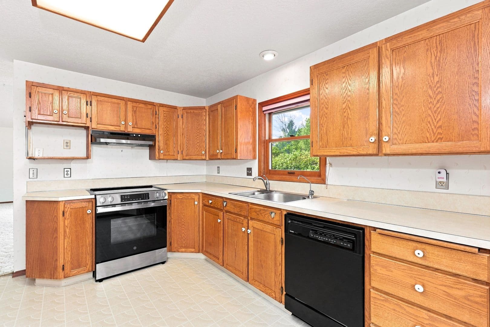 Monmouth House: 751 Catron St N