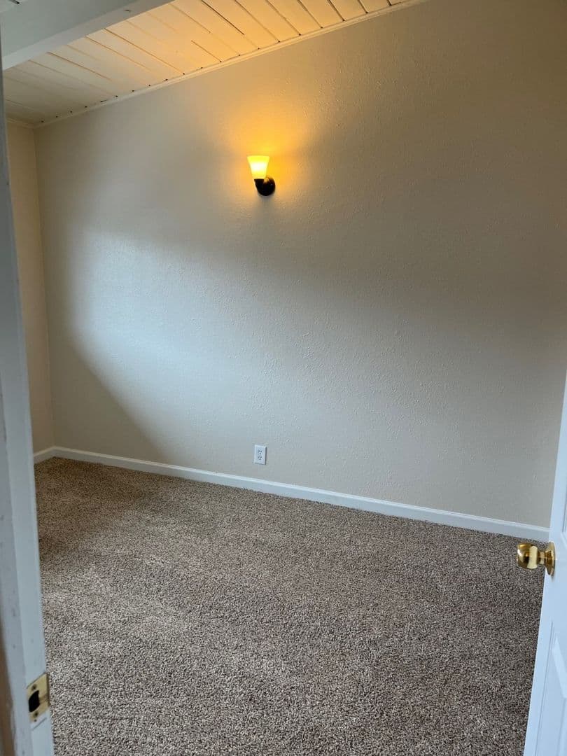 Salem Apartment: 2475-2497 Broadway Street NE 460-476 Locust Street NE
