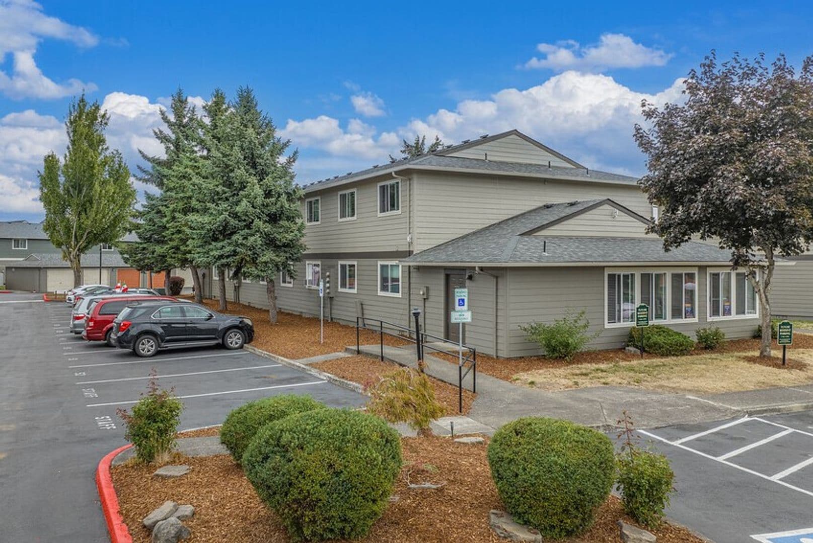 Salem Apartment: 3864 Sunnyview Road NE