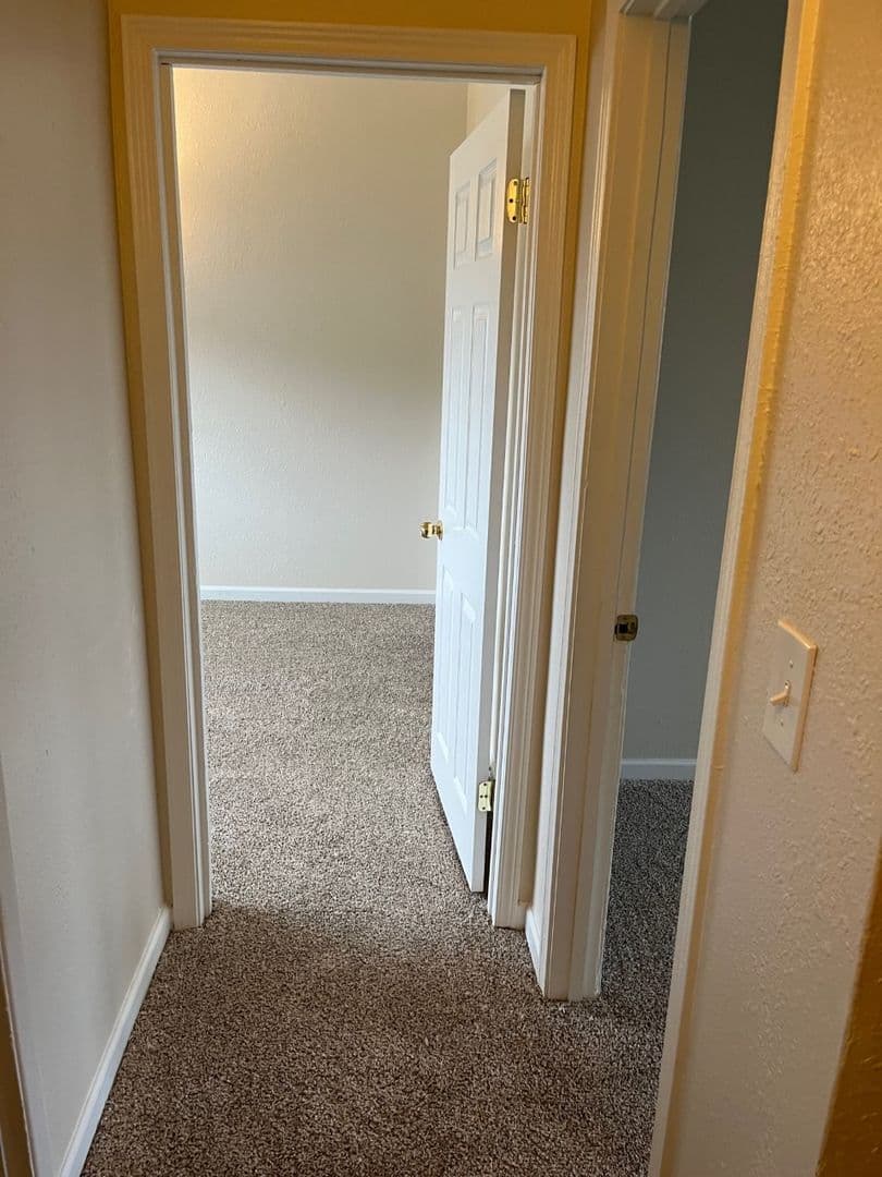 Salem Apartment: 2475-2497 Broadway Street NE 460-476 Locust Street NE