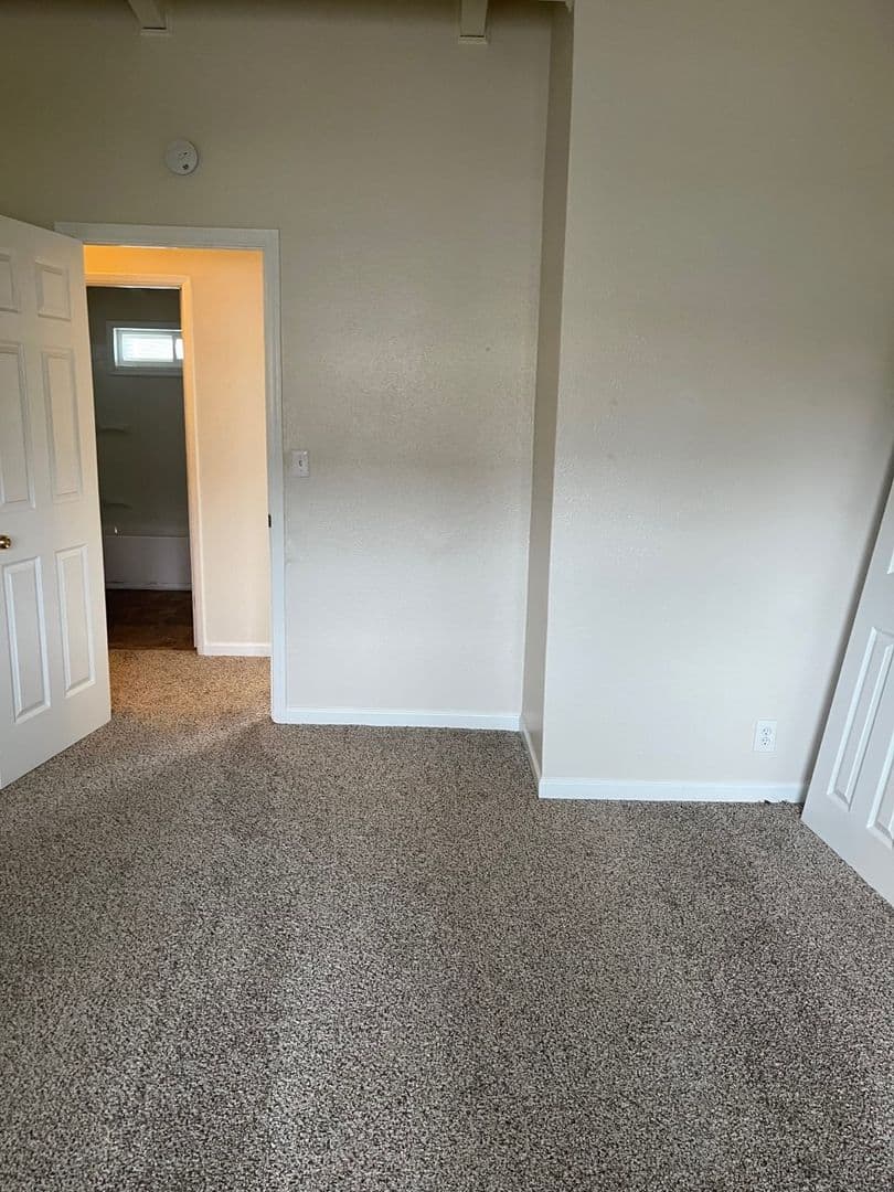 Salem Apartment: 2475-2497 Broadway Street NE 460-476 Locust Street NE