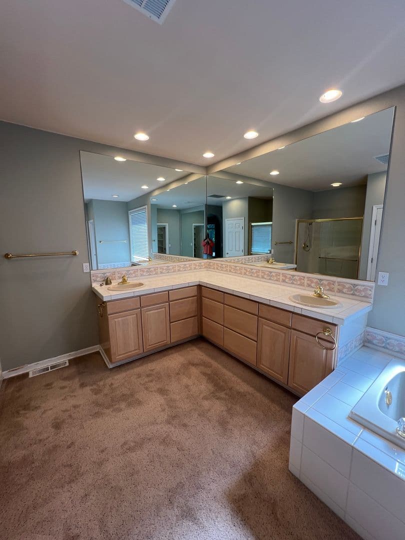 Salem House: 868 Hazeltine Ave SE