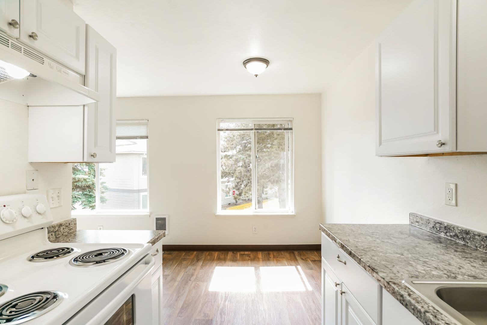 Salem Apartment: 3864 Sunnyview Road NE