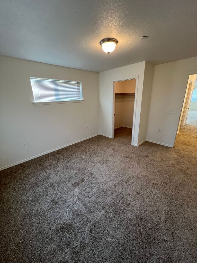 Dallas Apartment: 481 E Ellendale Ave