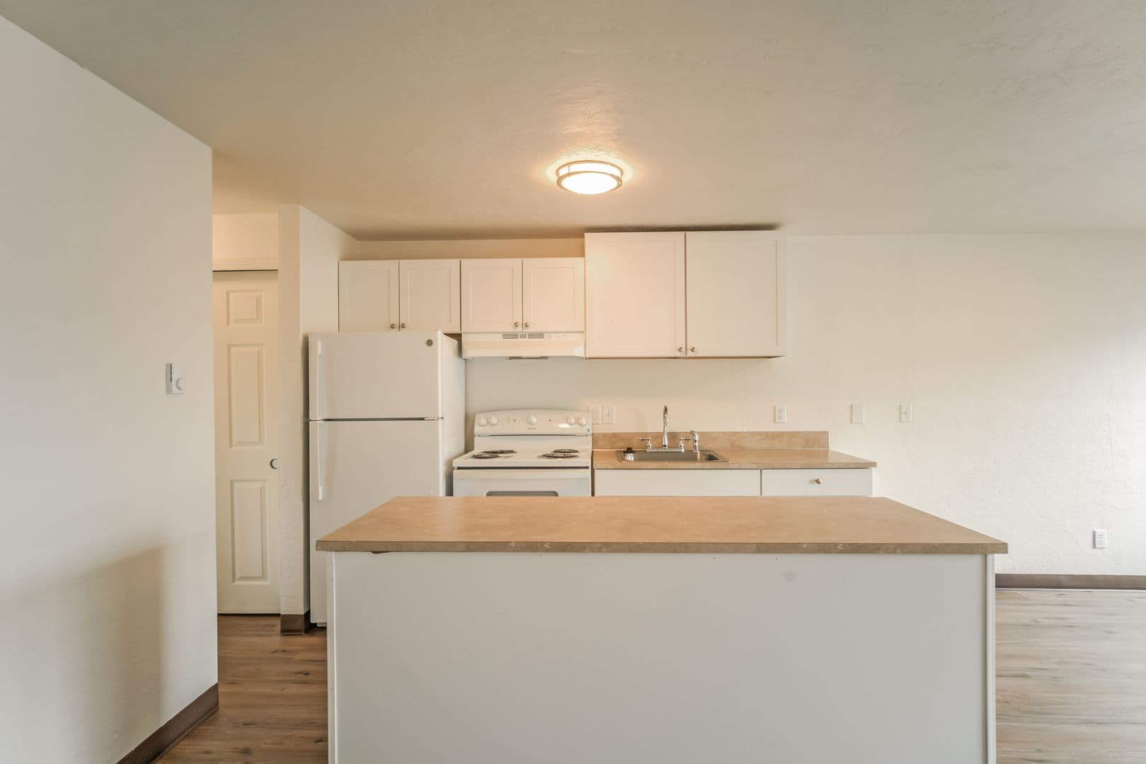 Salem Apartment: 3864 Sunnyview Road NE