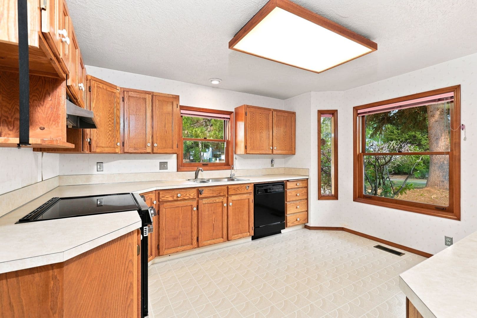 Monmouth House: 751 Catron St N