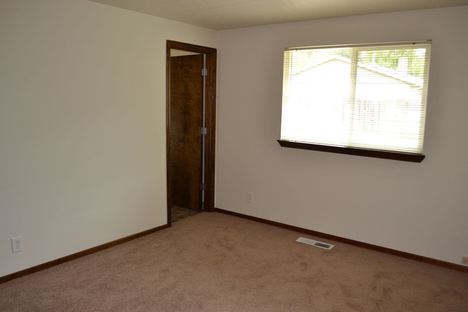 Salem House: 489 Wormwood St SE