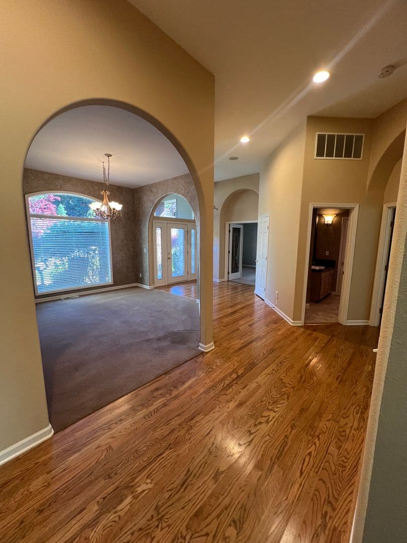 Salem House: 868 Hazeltine Ave SE