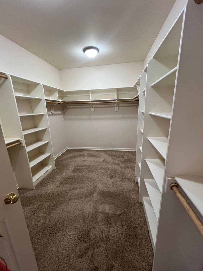 Salem House: 868 Hazeltine Ave SE