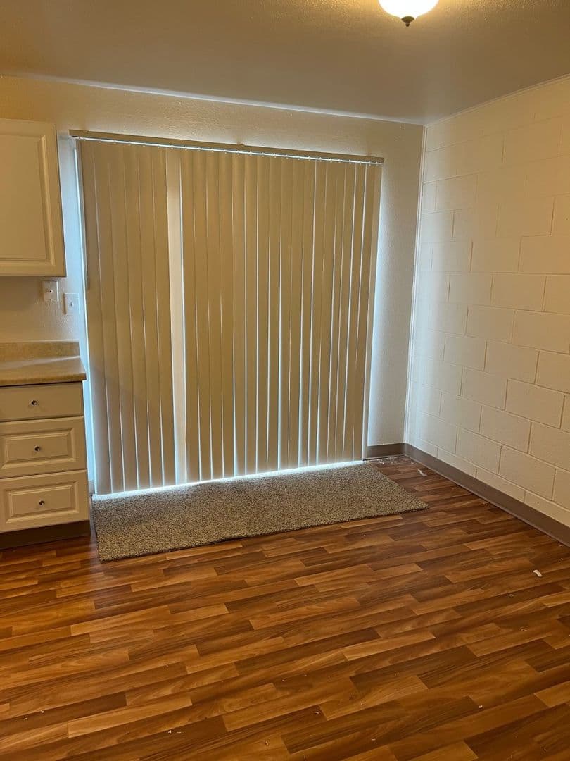 Salem Apartment: 2475-2497 Broadway Street NE 460-476 Locust Street NE