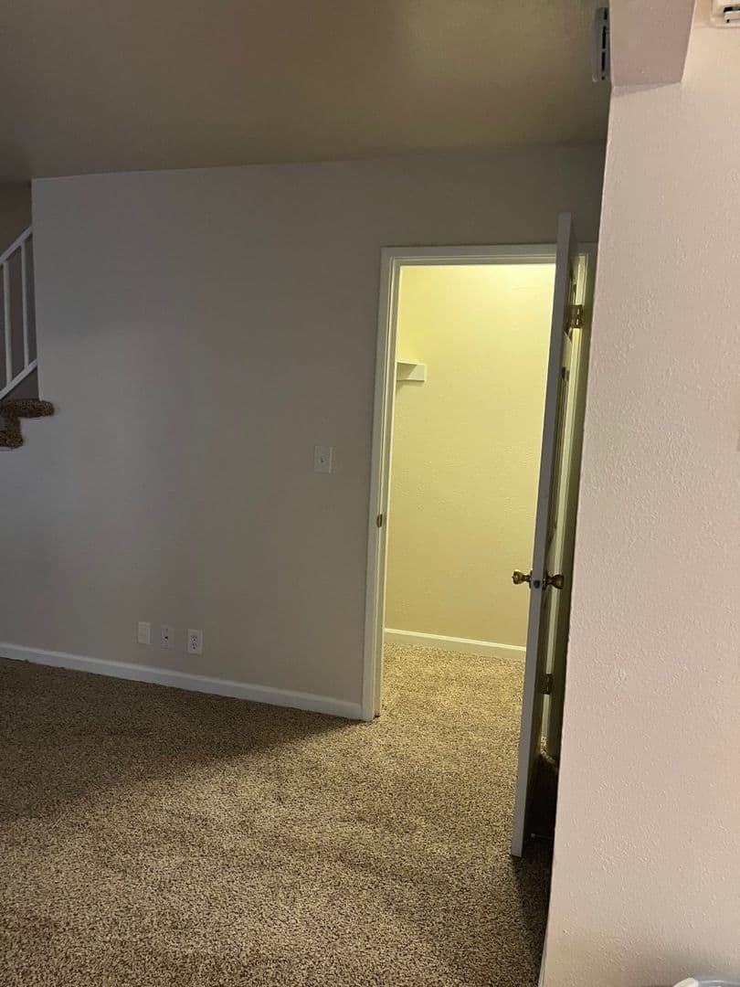 Salem Apartment: 2475-2497 Broadway Street NE 460-476 Locust Street NE