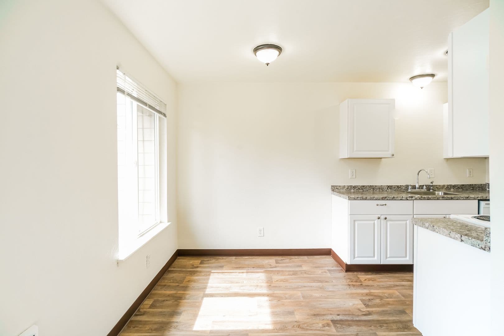 Salem Apartment: 3864 Sunnyview Road NE
