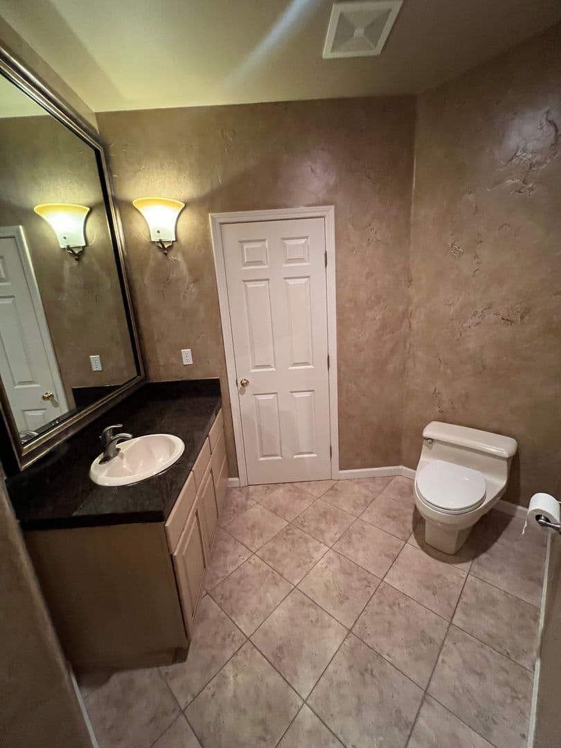 Salem House: 868 Hazeltine Ave SE