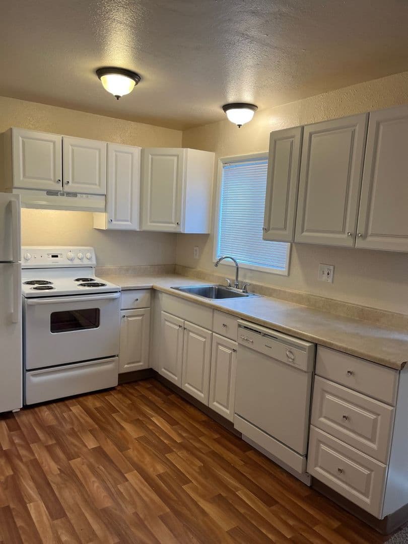 Salem Apartment: 2475-2497 Broadway Street NE 460-476 Locust Street NE