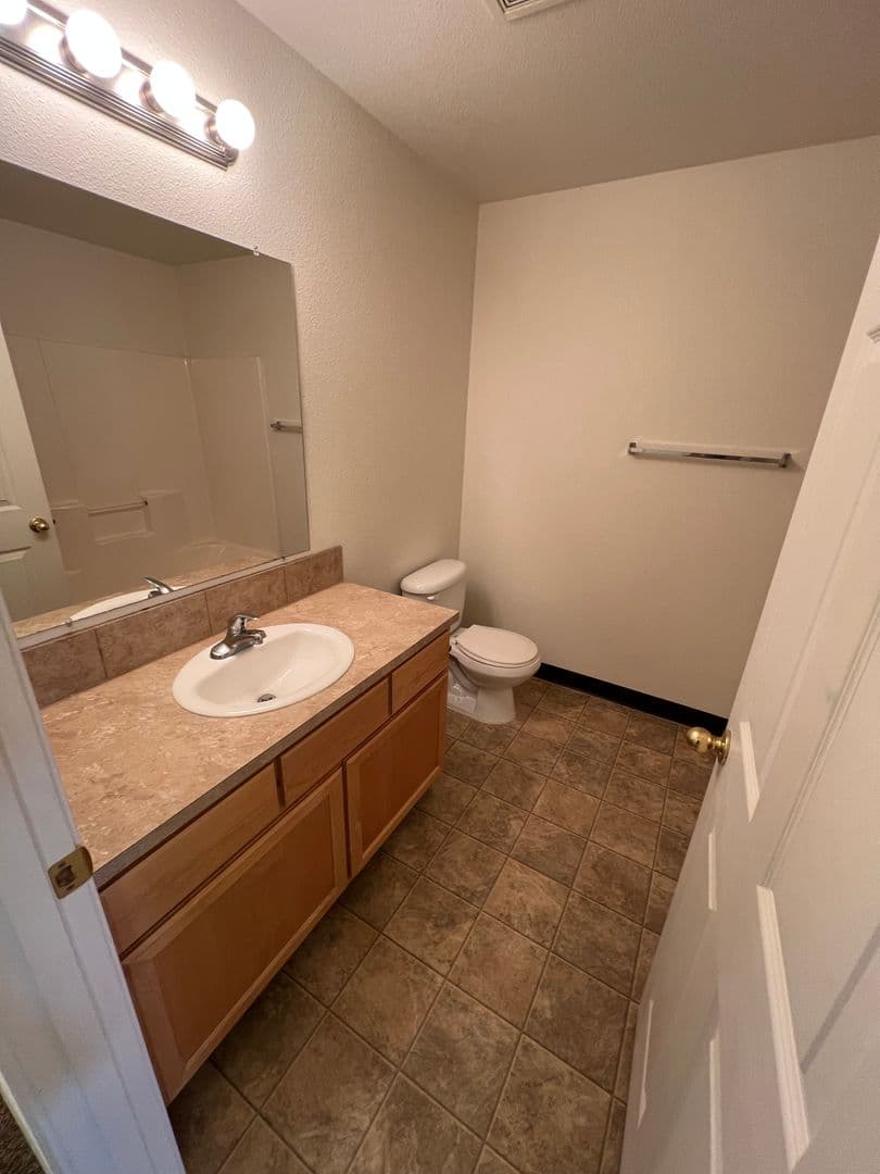 Dallas Apartment: 481 E Ellendale Ave