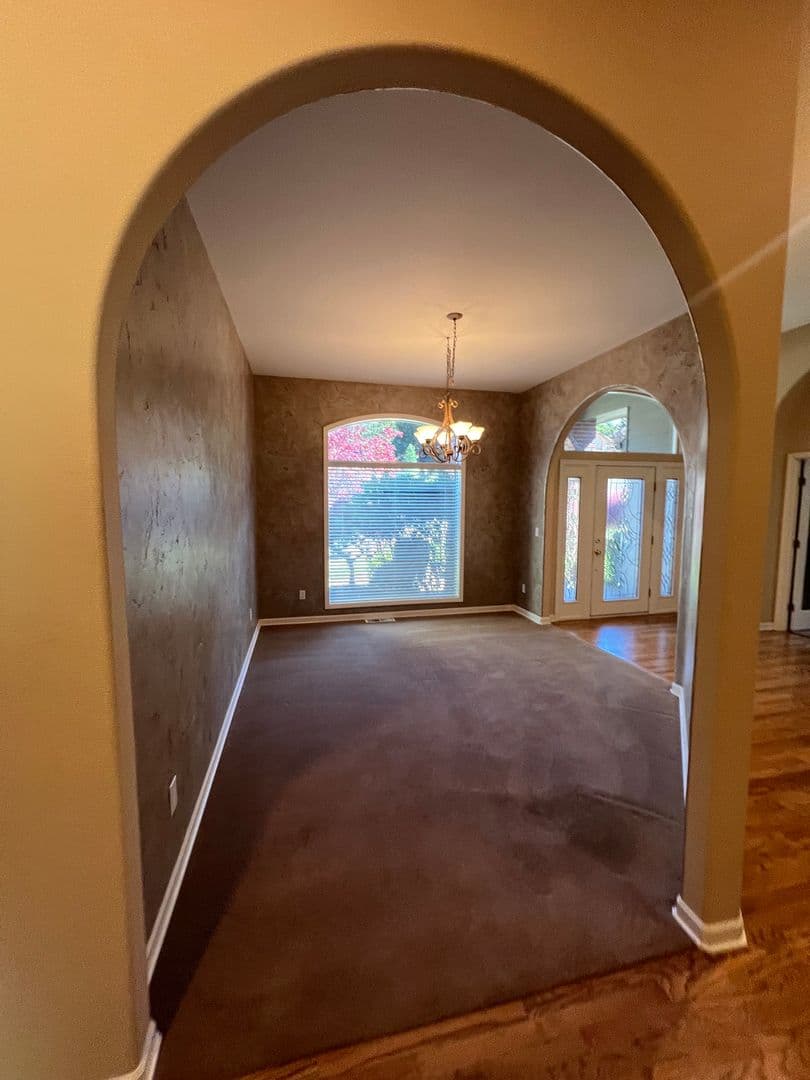 Salem House: 868 Hazeltine Ave SE