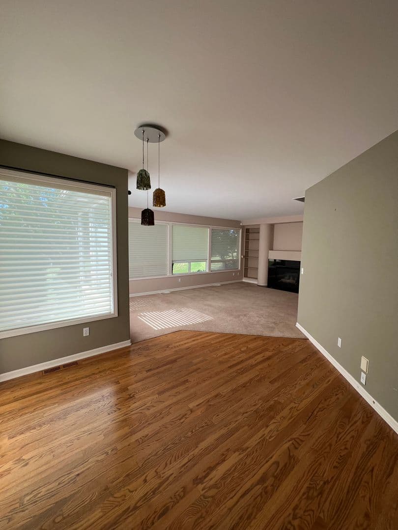Salem House: 868 Hazeltine Ave SE