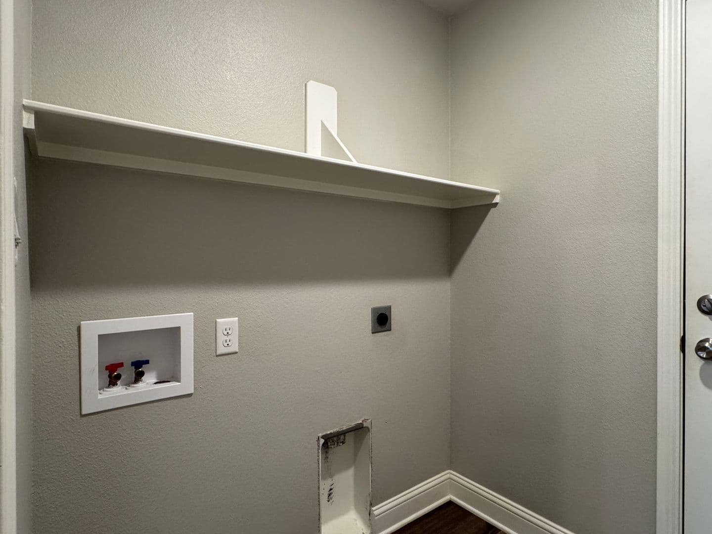 Whitehouse Apartment: 101 Maji Rd.
