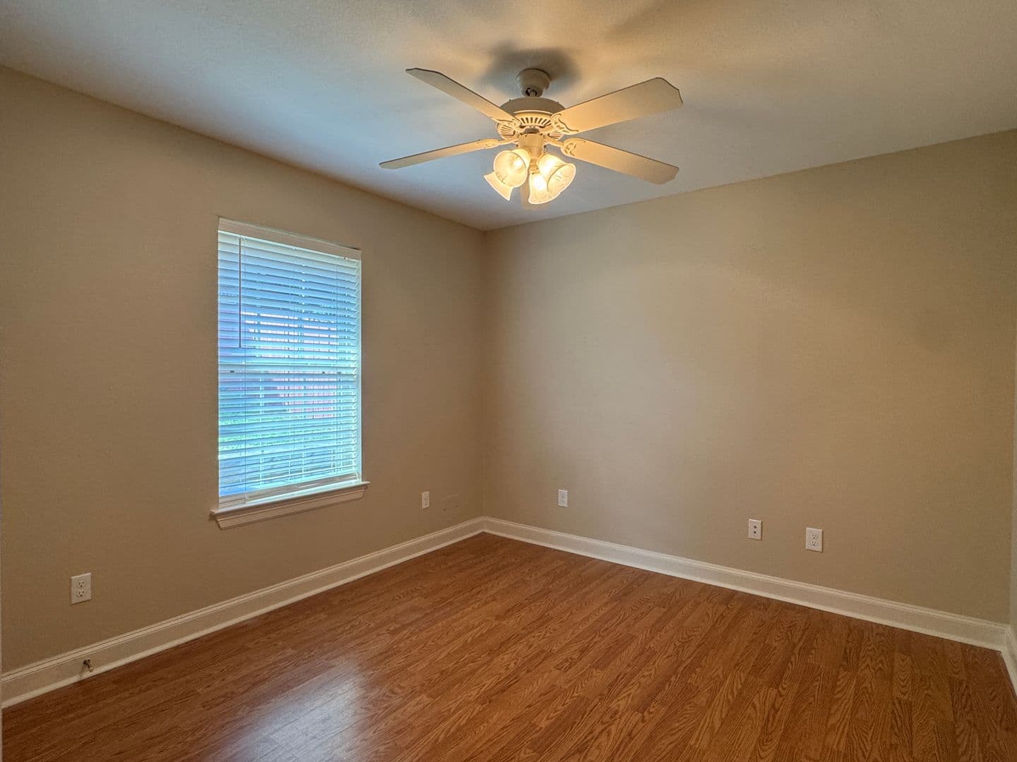 Lindale House: 320 Rita Dr