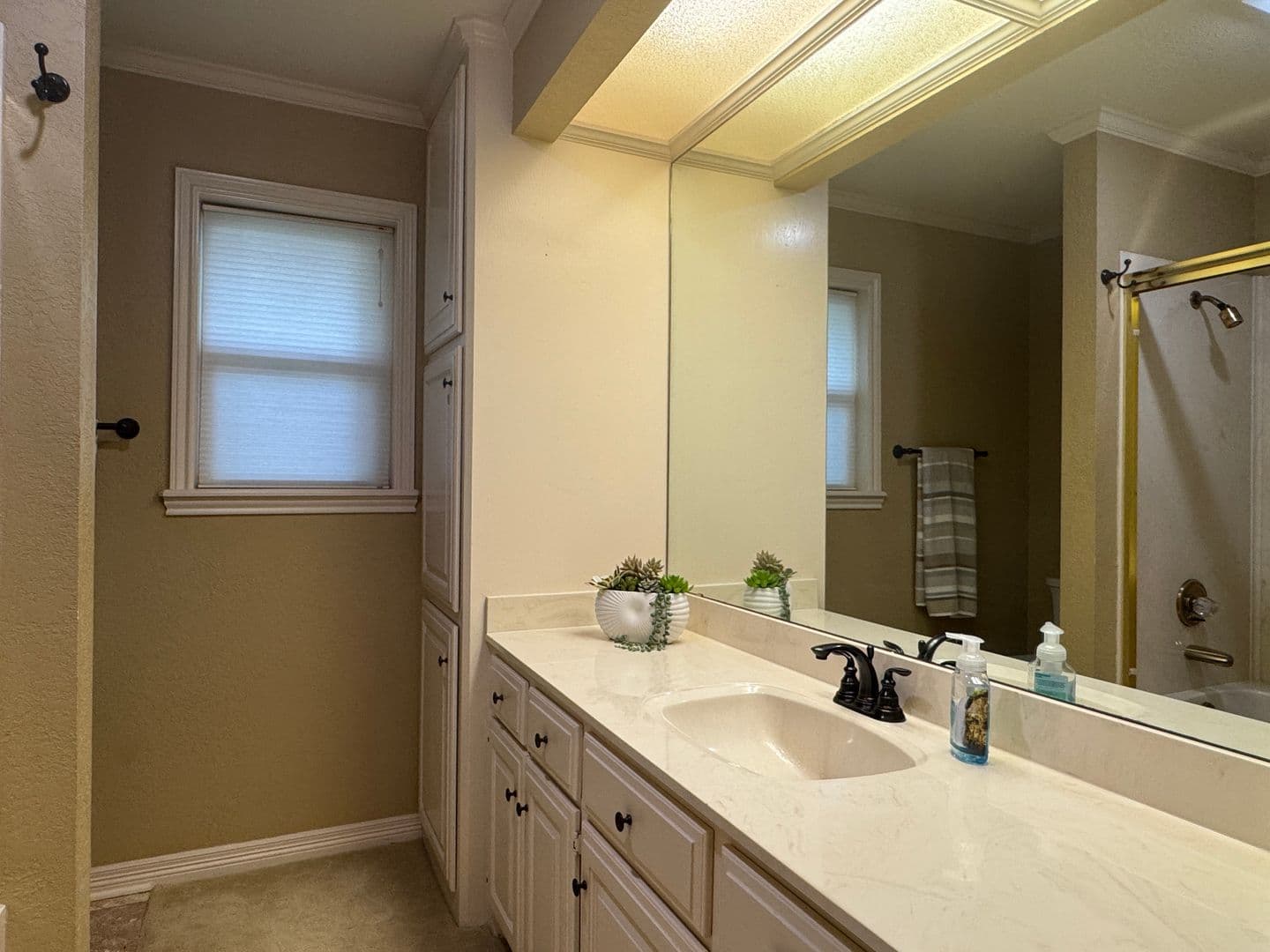 Flint House: 21184 Bay View Dr