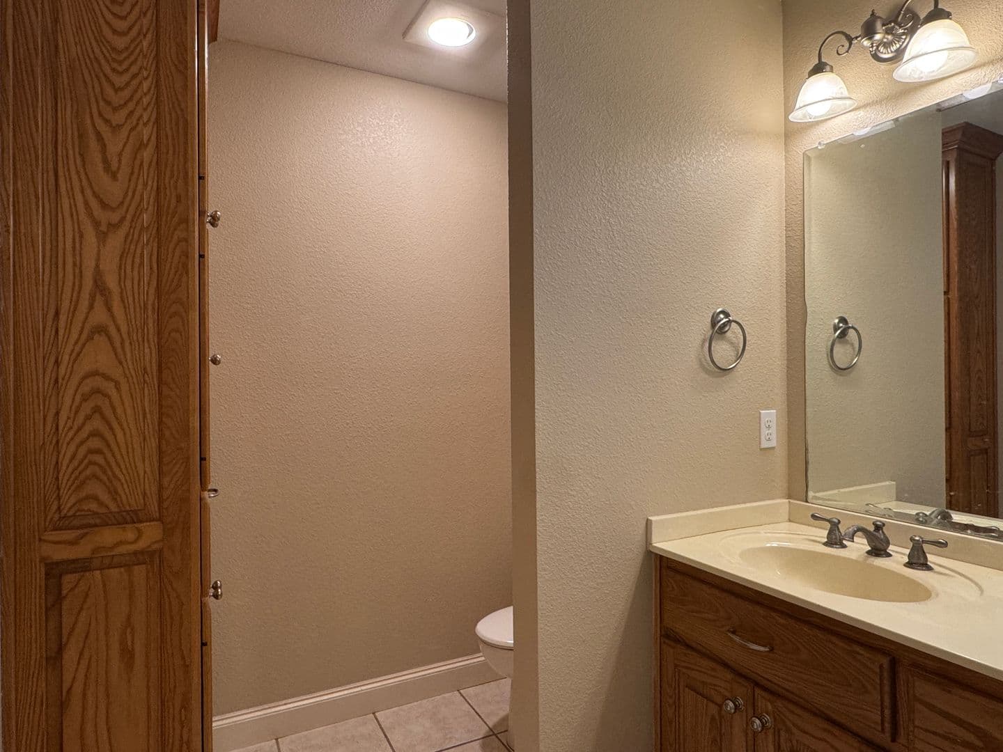 Lindale House: 320 Rita Dr