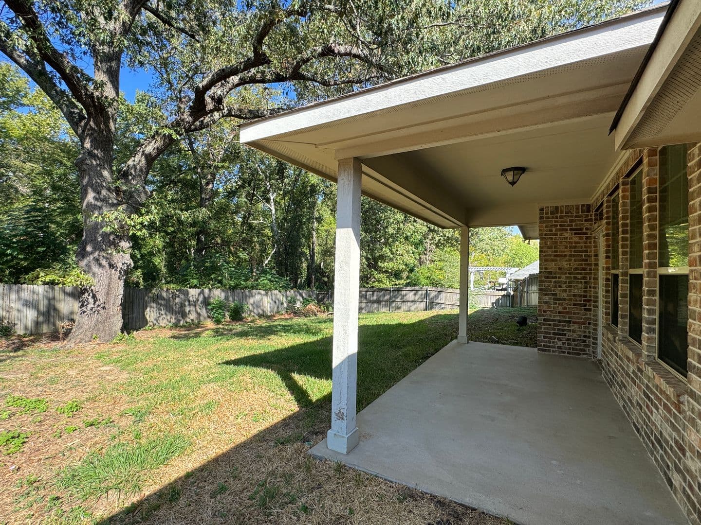Lindale House: 320 Rita Dr