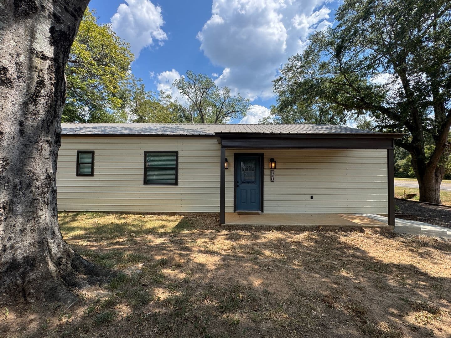 Hawkins Apartment: 410 W Front St