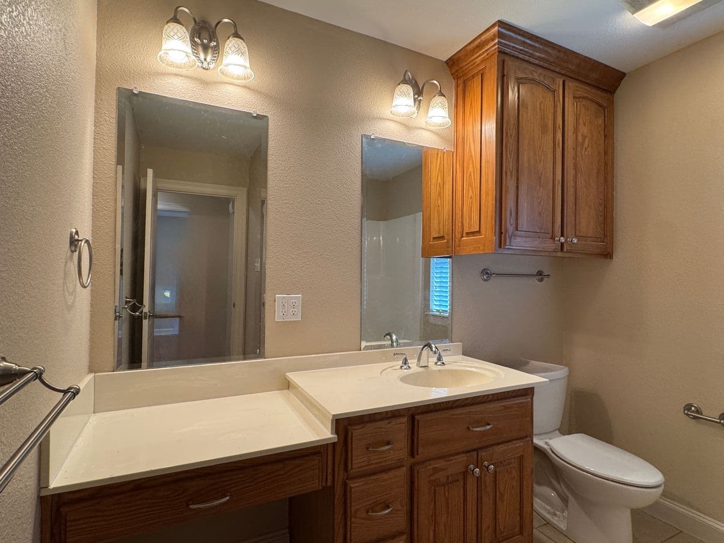 Lindale House: 320 Rita Dr