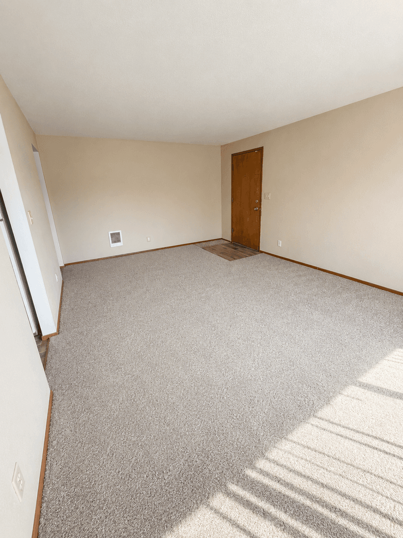 Monmouth Apartment: 130 Whitman St N