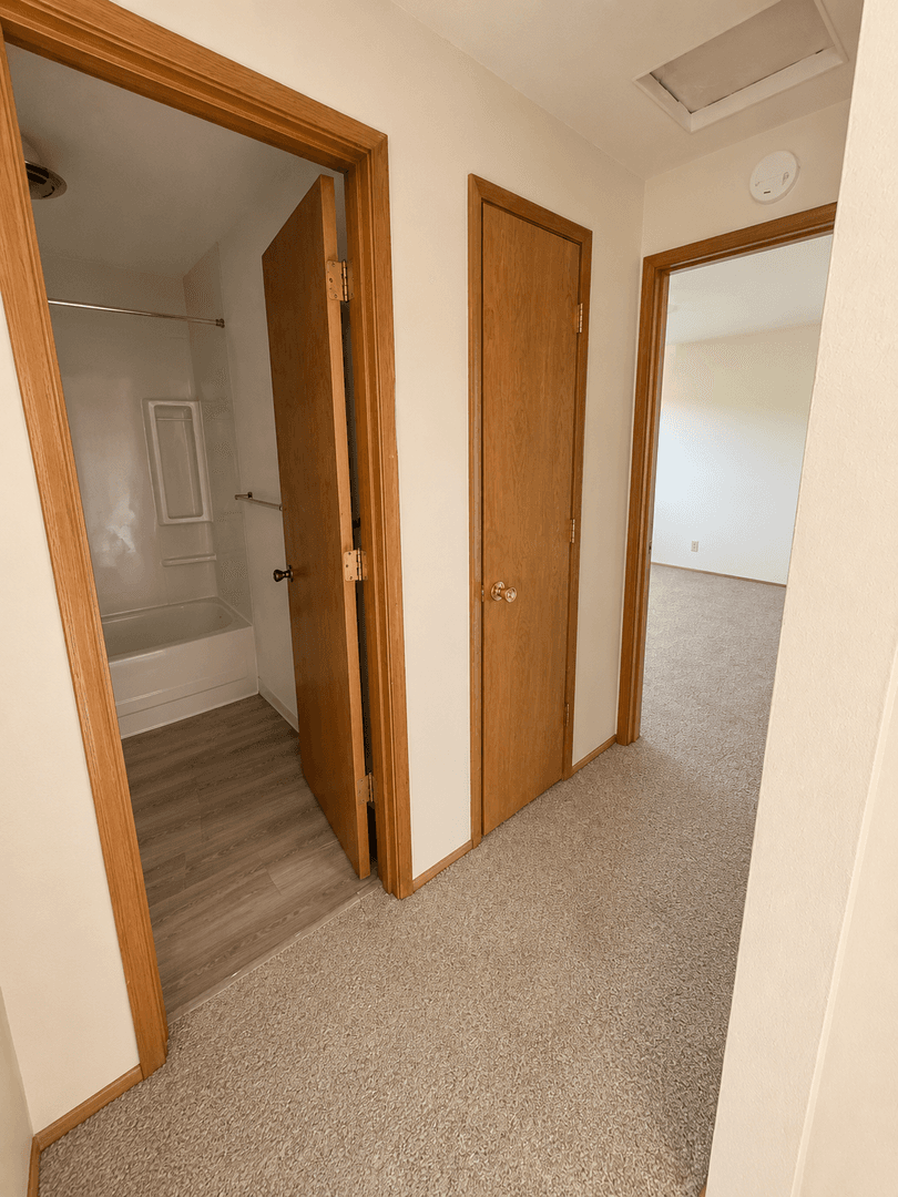 Monmouth Apartment: 130 Whitman St N