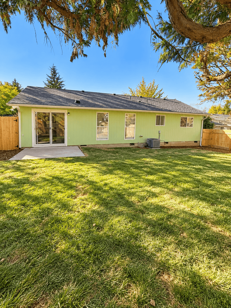 Salem House: 5588 Waln Creek Ct S