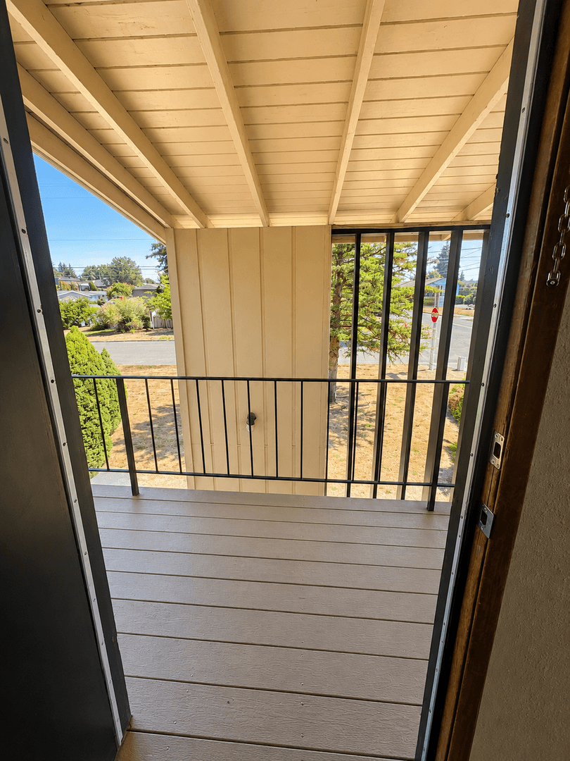 Monmouth Apartment: 130 Whitman St N