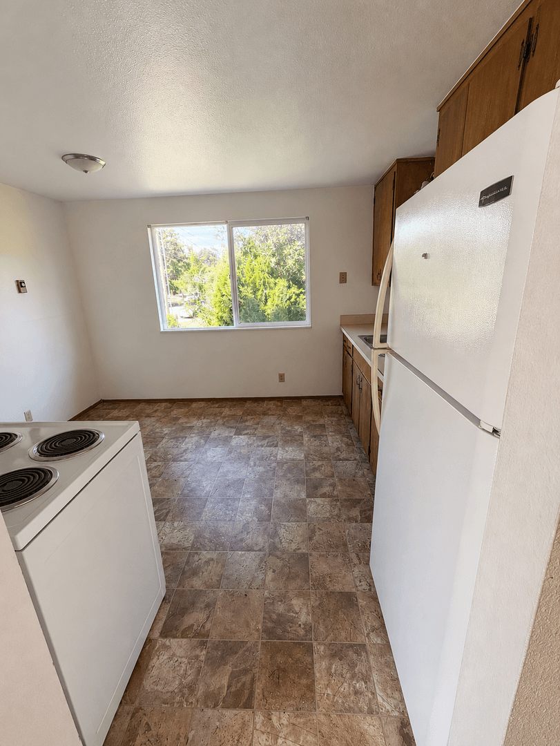 Monmouth Apartment: 130 Whitman St N