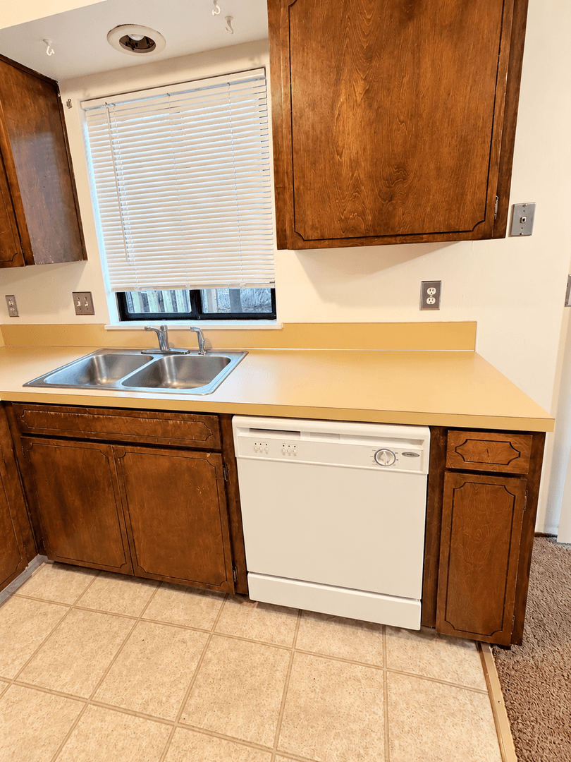 Salem Apartment: 5322 & 5324 Regan Court SE