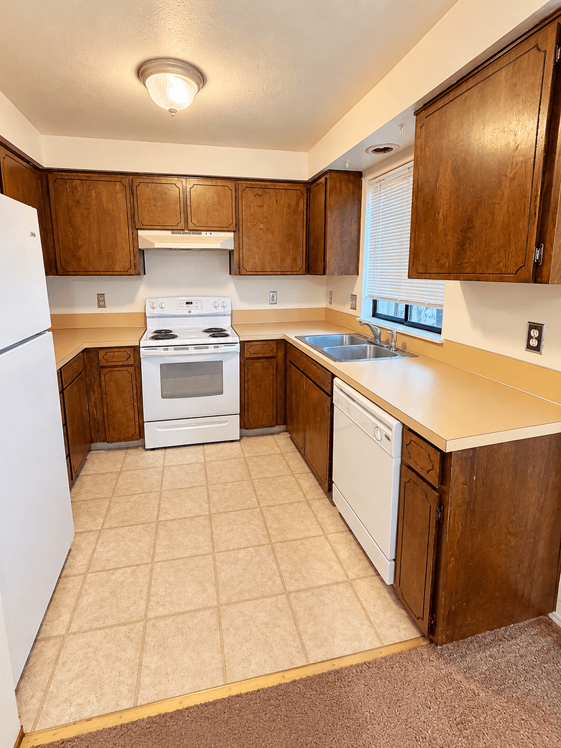 Salem Apartment: 5322 & 5324 Regan Court SE