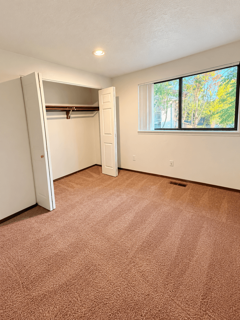 Salem Apartment: 5322 & 5324 Regan Court SE