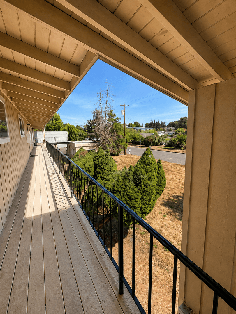 Monmouth Apartment: 130 Whitman St N