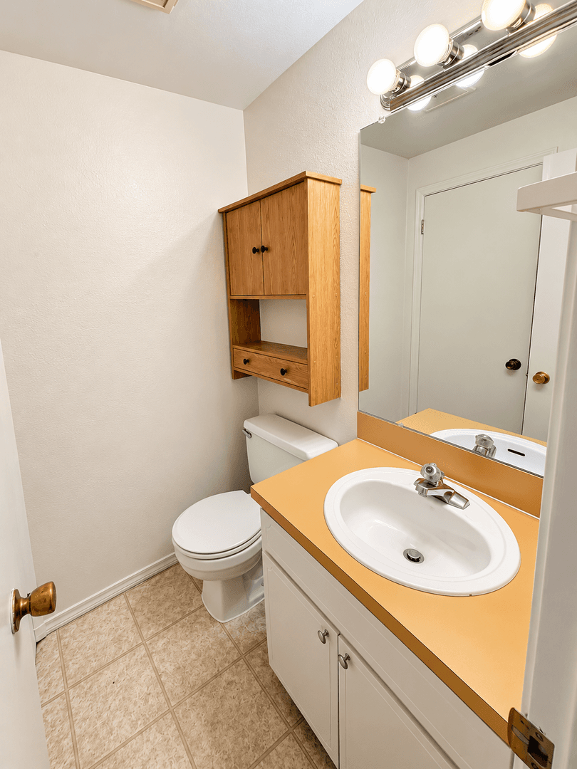 Salem Apartment: 5322 & 5324 Regan Court SE